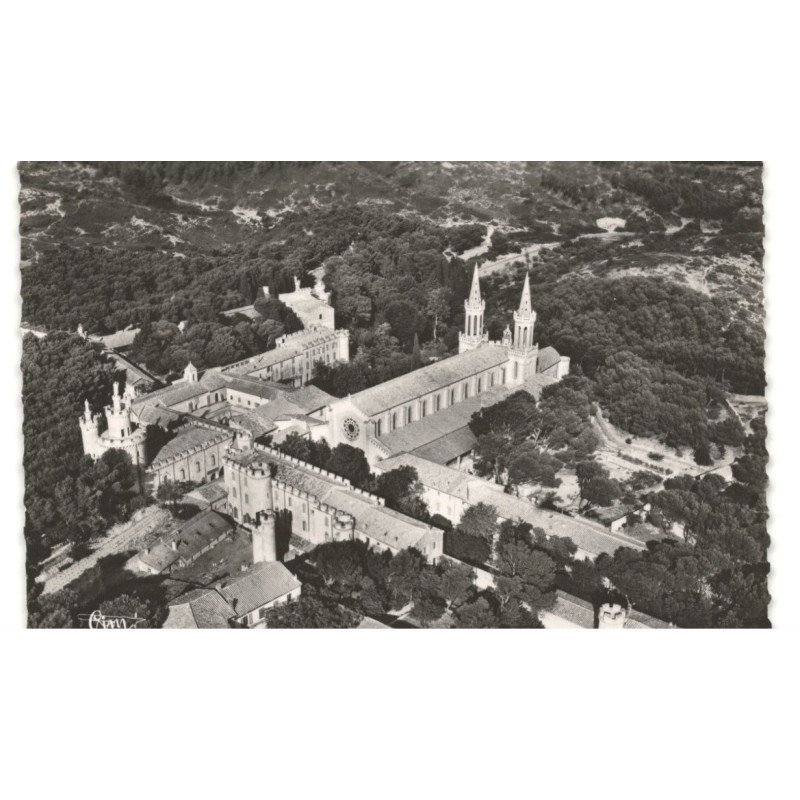 SAINT-MICHEL-de-FRIGOLET: abbaye au milieu des pins vue aérienne 10X15 - très bon état