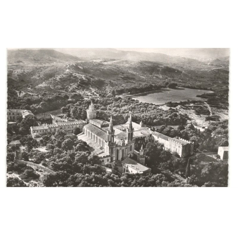SAINT-MICHEL-de-FRIGOLET: la belle abbaye, provencale dans son nid de verdure vue aérienne 10X15 - très bon état