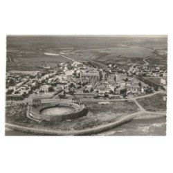 SAINTES-MARIES-de-la-MER: arènes et quartier central vue aérienne 10X15 - très bon état
