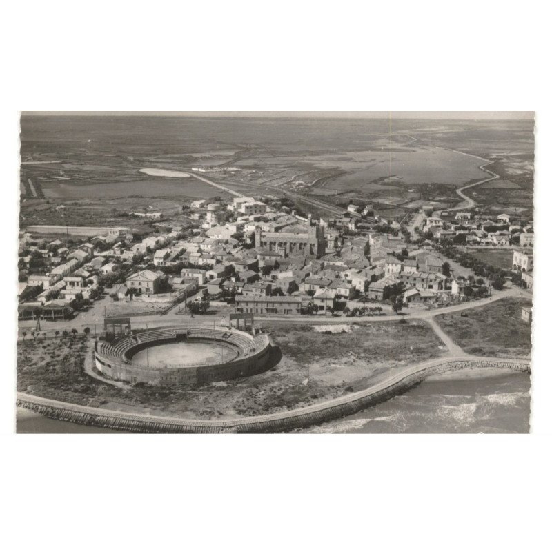 SAINTES-MARIES-de-la-MER: arènes et quartier central vue aérienne 10X15 - très bon état