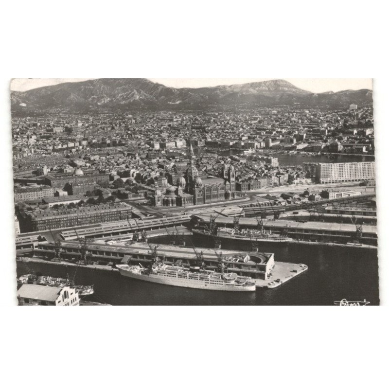 MARSEILLE: du port de la joliette, la cathédrale vue aérienne 10X15 - très bon état (timbre arraché)
