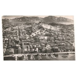 MARSEILLE: sur le vieux port, le quai rive-neuve dans le fond N-D. de la garde vue aérienne 10X15 - très bon état