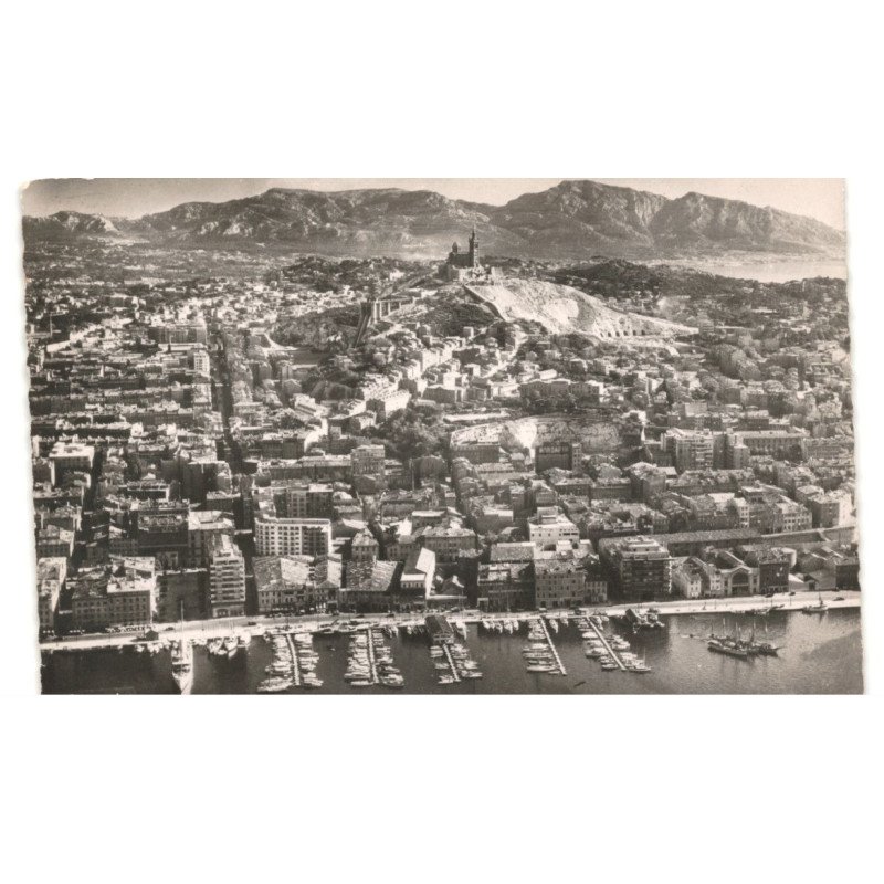 MARSEILLE: sur le vieux port, le quai rive-neuve dans le fond N-D. de la garde vue aérienne 10X15 - très bon état