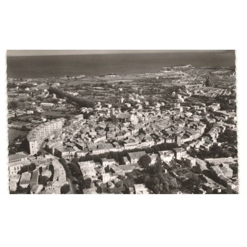 ISTRES: au centre, bâtiment H.B.M. vue aérienne 10X15 - très bon état