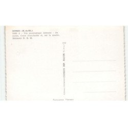 ISTRES: au centre, bâtiment H.B.M. vue aérienne 10X15 - très bon état