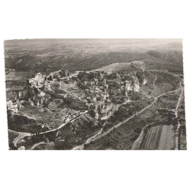 LES BAUX: sur le vieux château et le village vue aérienne 10X15 - très bon état