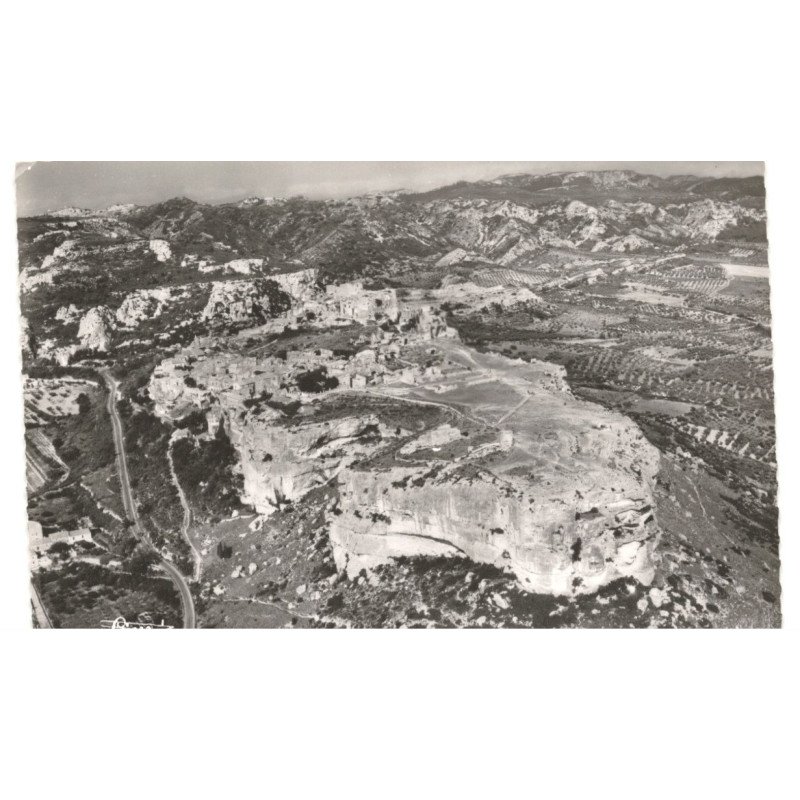 LES BAUX: l'ensemble du village et les alpilles vue aérienne 10X15 - très bon état