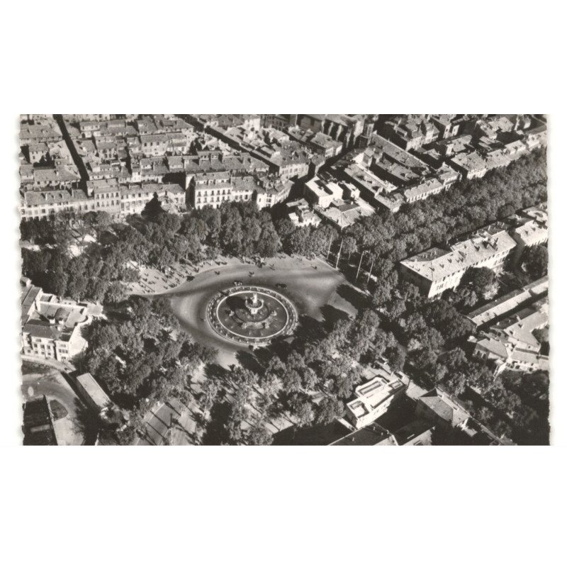 AIX-en-PROVENCE:la place de la rotonde et la grande fontaine vue aérienne 10X15 - très bon état