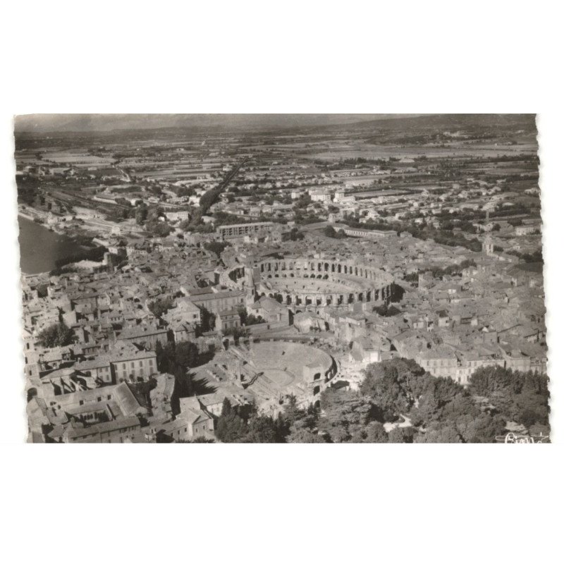 ARLES: le théâtre antique et les arènes vue aérienne 10X15 - très bon état