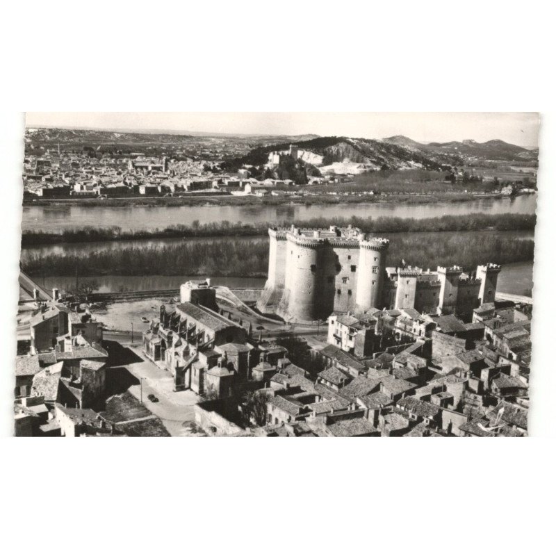 TARASCON: l'église sainte-marlhe et le château du roi rené vue aérienne 10X15 - très bon état