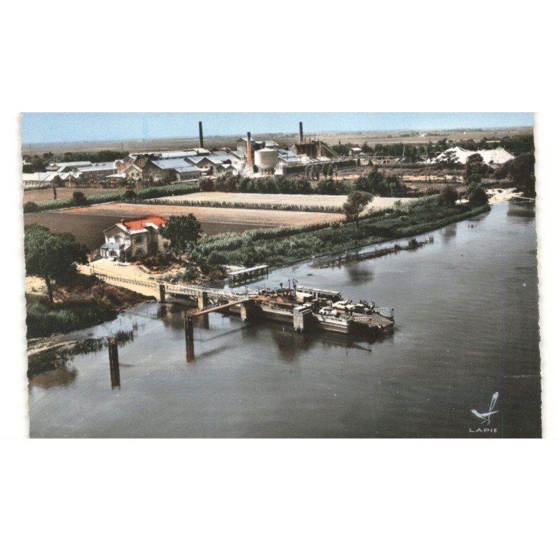 SALIN DE GIRAUD: le bac de barcarin vue aérienne 10X15 - très bon état