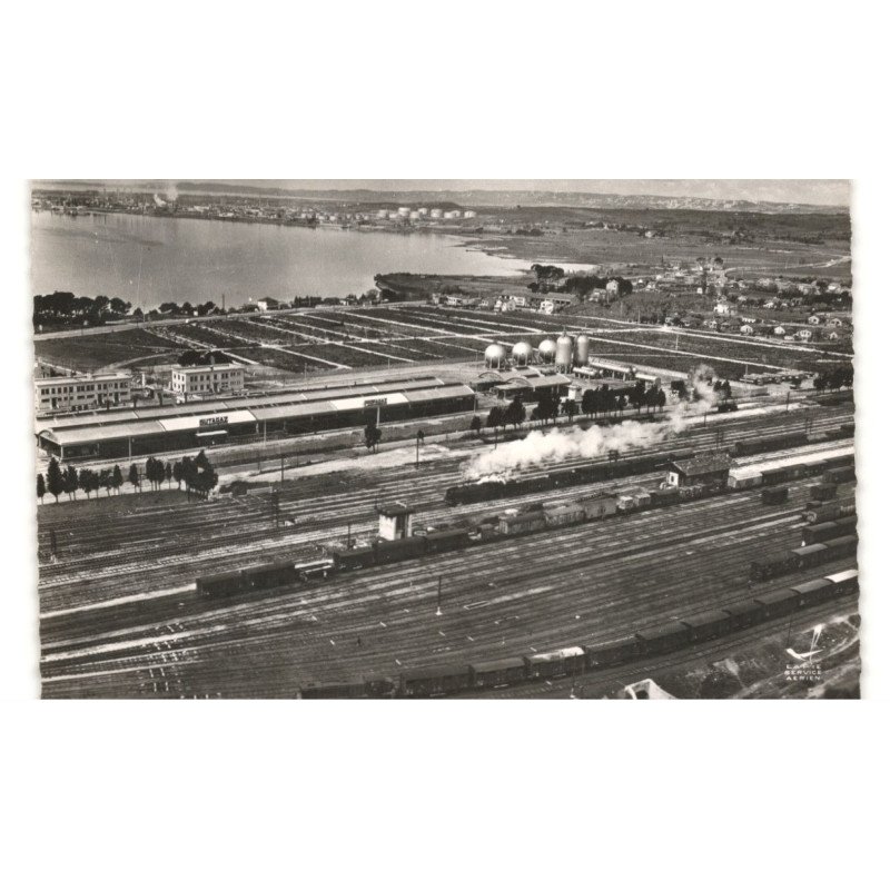 ROGNAC: la gare de triage et l'usine URG au fond l'étang de berre vue aérienne 10X15 - très bon état
