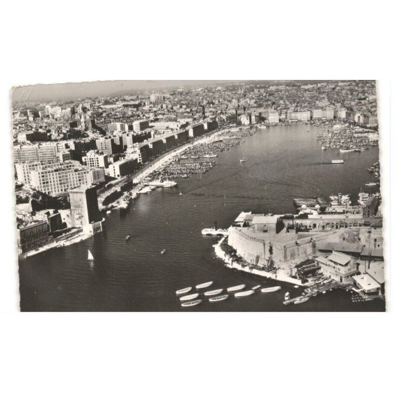 MARSEILLE: l'entrée du vieux port à gauche le quartier port vue aérienne 10X15 - très bon état