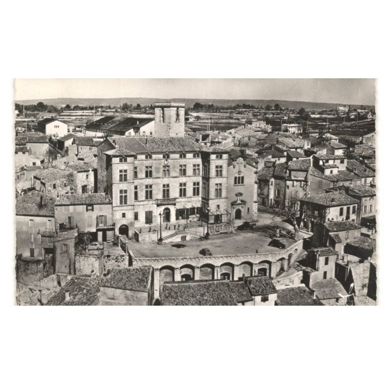 EGUILLES: le château et place de la mairie vue aérienne 10X15 - très bon état