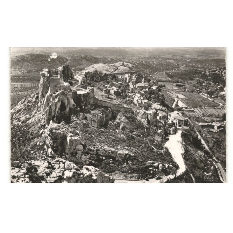 LES BAUX: le château et le village vue aérienne 10X15 - très bon état