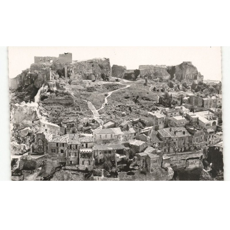 LES BAUX: les ruines du château des seigneurs des baux et le village vue aérienne 10X15 - très bon état