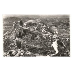 LES BAUX: vue d'ensemble sur le château et le village vue aérienne 10X15 - très bon état