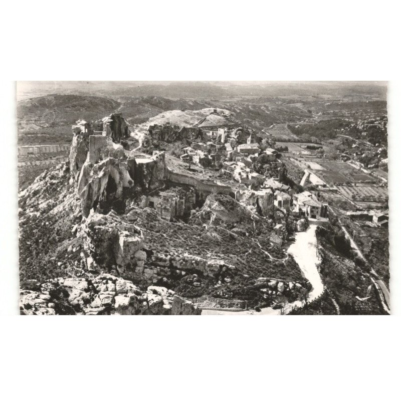 LES BAUX: vue d'ensemble sur le château et le village vue aérienne 10X15 - très bon état