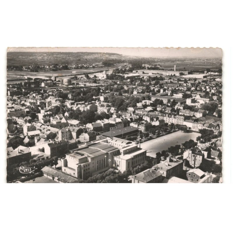 POISSY: l'hôtel de ville vue aérienne 10X15 - très bon état (timbre arraché)