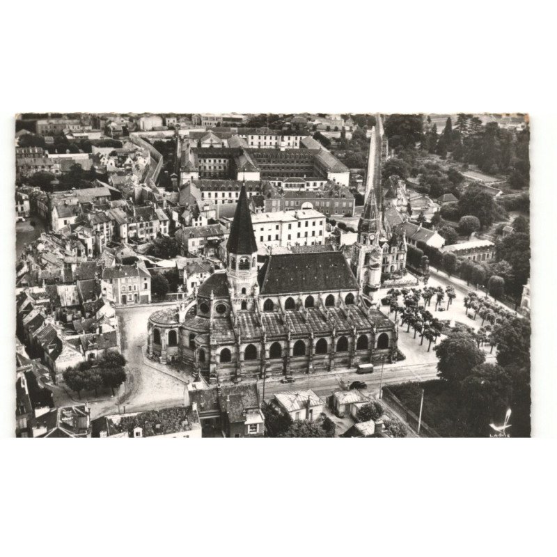 POISSY: église romane XIIe siècle, classée monument historique vue aérienne 10X15 - très bon état