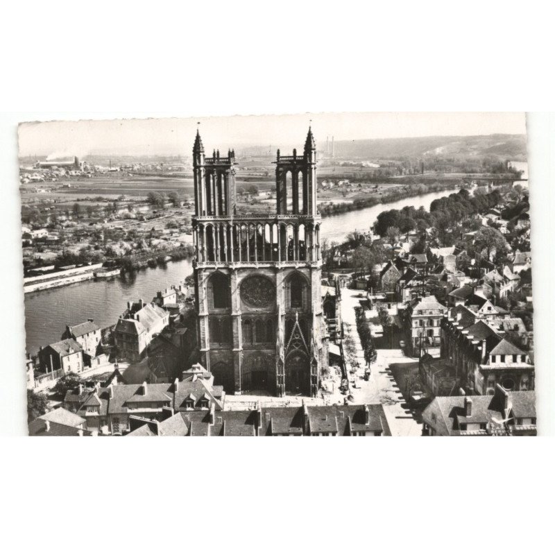 MANTES: la cathédrale vue aérienne 10X15 - très bon état