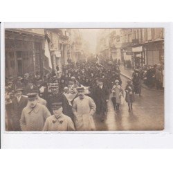 VICHY: défilé de la manifestation patriote se rendant au cimetière - très bon état