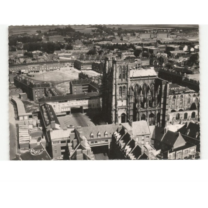 ABBEVILLE: la place et la cathédrale vue aérienne 10x15 - très bon état