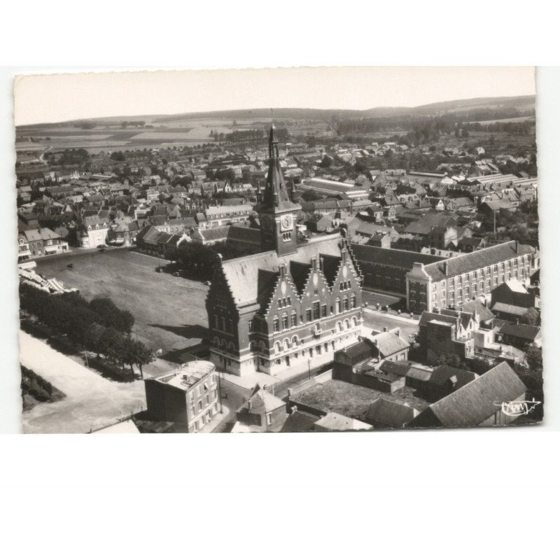 ALBERT: vue générale au 1er plan, l'hôtel de ville vue aérienne 10x15 - très bon état