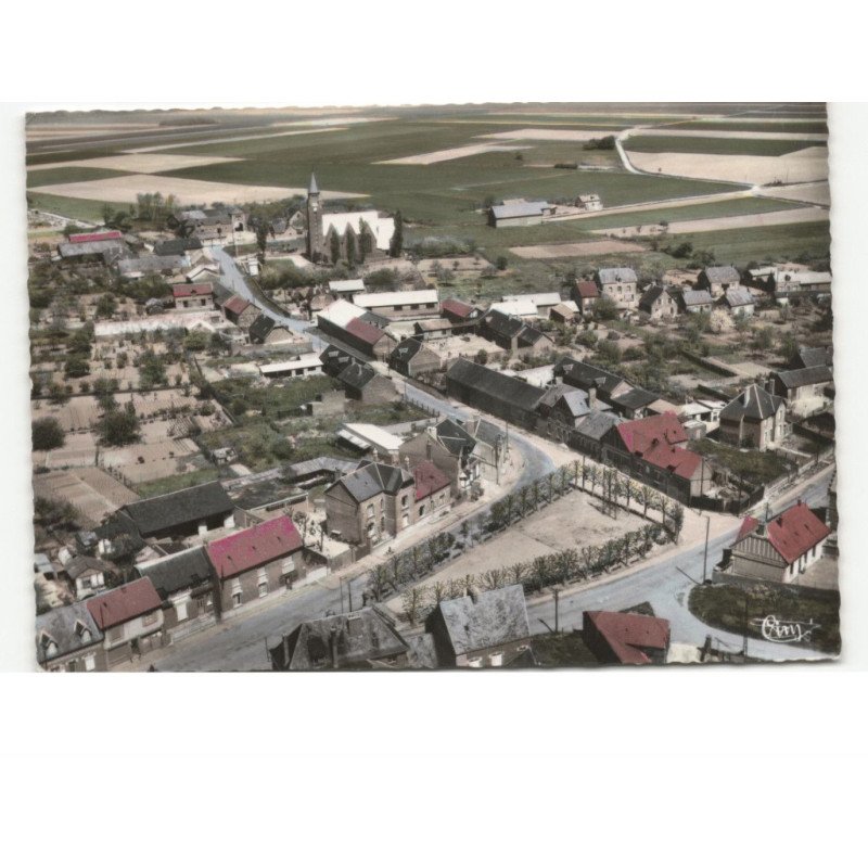 BEUVRAIGNES: la place et l'église vue aérienne 10x15 - très bon état