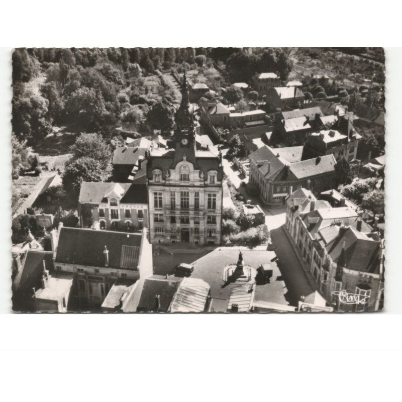HAM: l'hôtel de ville vue aérienne 10x15 - très bon etat timbre arraché