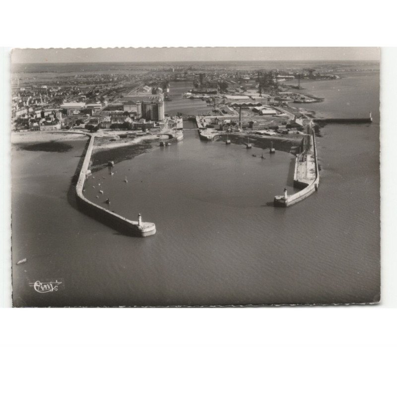 SAINT-NAZAIRE: le port vue aérienne 10x15 - très bon état