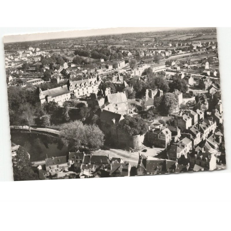 CHATEAUBRIANT: les ruines du château et la torche vue aérienne 10x15 - très bon état