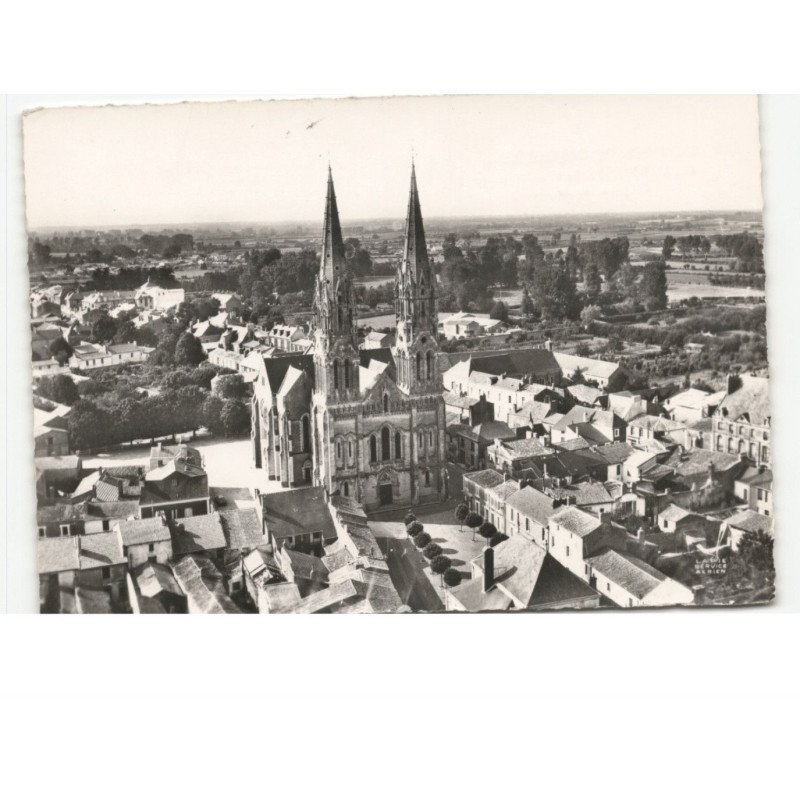 MACHECOUL: l'église et le bourg vue aérienne 10x15 - très bon état