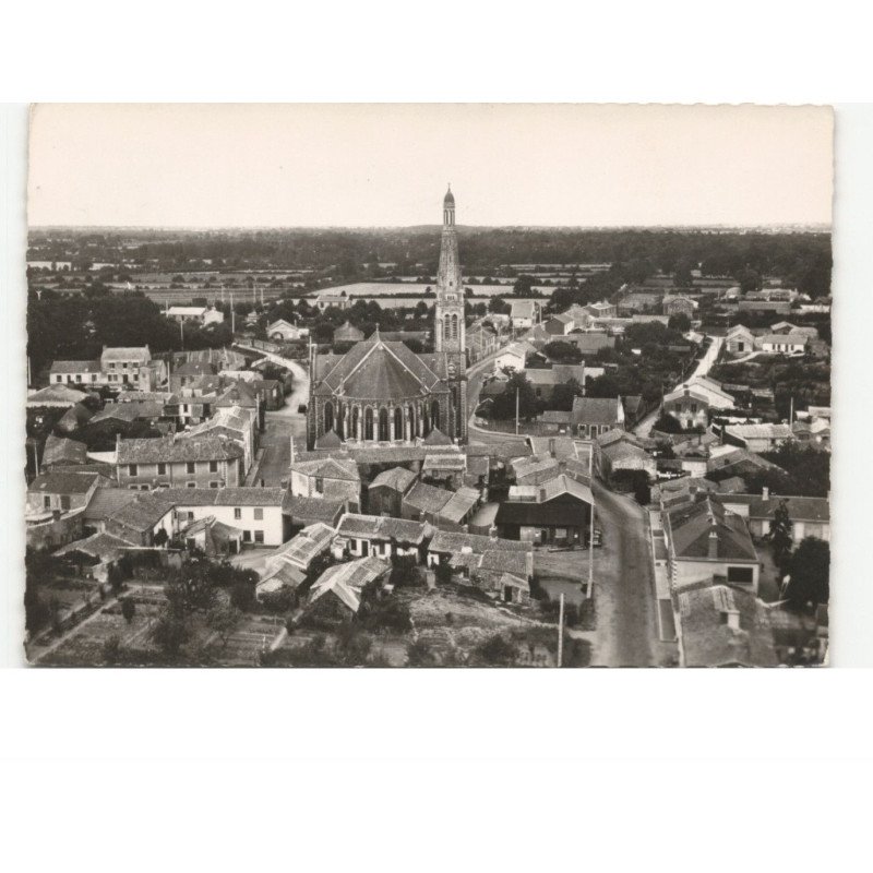 SAINT-HILAIRE-de-CHALEONS: l'église côté abside vue aérienne 10x15 - très bon état