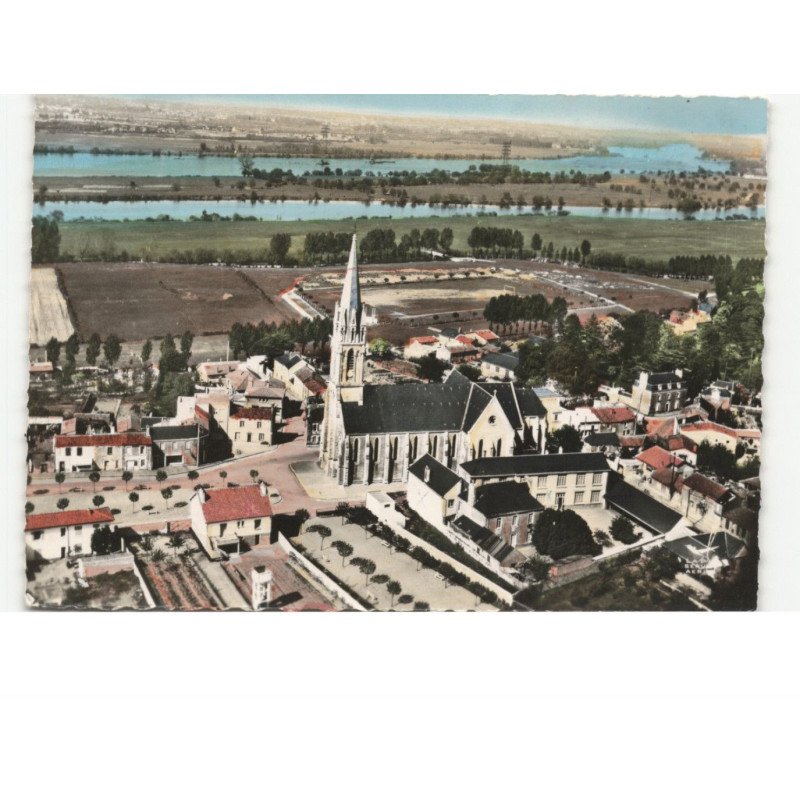 SAINT-SEBASTIEN-sur-LOIRE: l'église et le terrain des sports vue aérienne 10x15 - très bon état