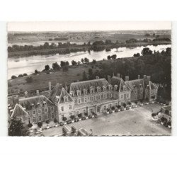 MENARS: le château et la cour d'honneur vue aérienne 10x15 - état