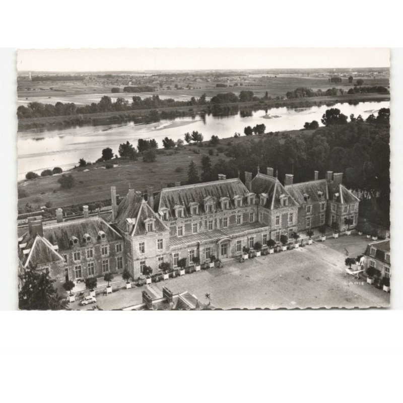 MENARS: le château et la cour d'honneur vue aérienne 10x15 - état