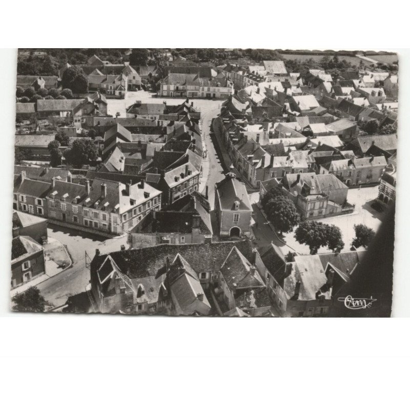 OUCQUES: place du château et la rue principale vue aérienne 10x15 - très bon état