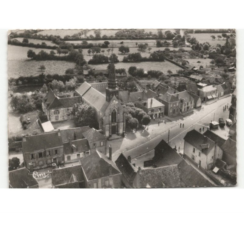 SOUDAY: l'église et la place vue aérienne 10x15 - état