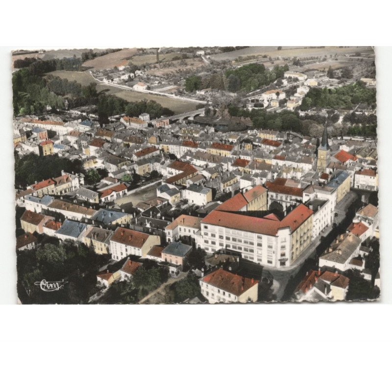 MIRECOURT: le centre de la ville, le collège et l'église vue aérienne 10x15 - très bon état