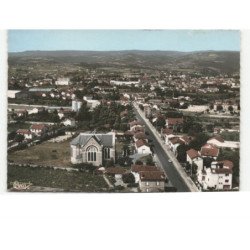 SAVIGNEUX: rue de lyon au 1er plan à gauche, l'église vue aérienne 10x15 - très bon état