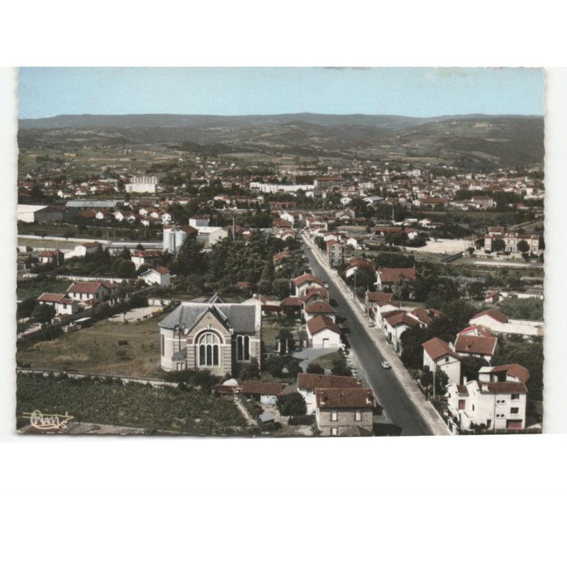SAVIGNEUX: rue de lyon au 1er plan à gauche, l'église vue aérienne 10x15 - très bon état