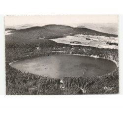 HAUTE-LOIRE: le lac du bouchet, au fond, à droiter, l'hôtel vue aérienne 10x15 - très bon état