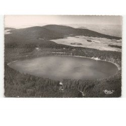 HAUTE-LOIRE: le lac du bouchet, au fond à droite, l'hôtel vue aérienne 10x15 - très bon état
