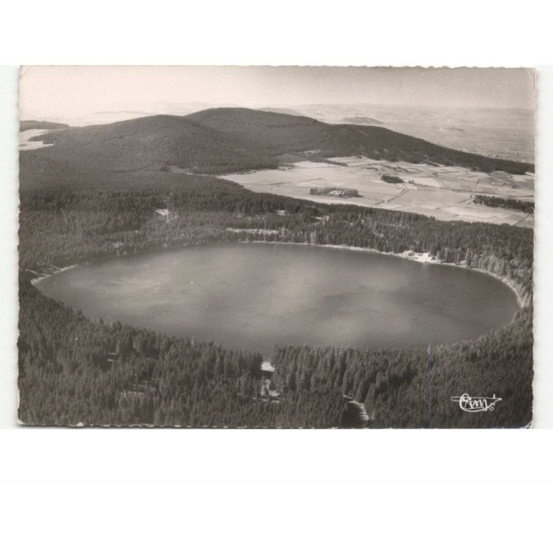 HAUTE-LOIRE: le lac du bouchet, au fond à droite, l'hôtel vue aérienne 10x15 - très bon état
