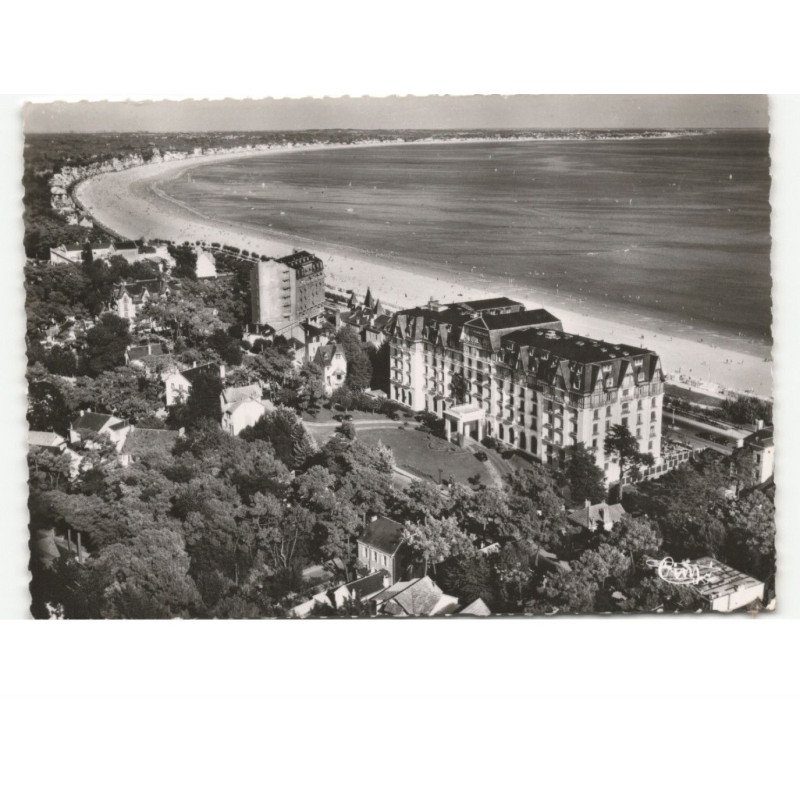 LA BAULE: l'hermitage-hôtel (côté jardin) et vue générale de la plage vue aérienne 10x15 - très bon état