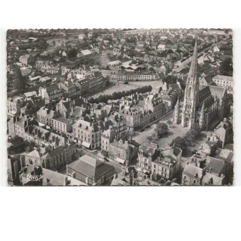 CHATEAUBRIANT: l'église saint-nicolas et place de la motte vue aérienne 10x15 - très bon état