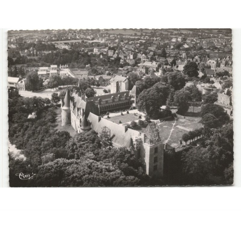 CHATEAUBRIANT: le château et la ville vue aérienne 10x15 - très bon état
