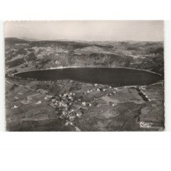ISSARLES: lac et son village, le plus grand lac de france centrale vue aérienne 10x15 - très bon état