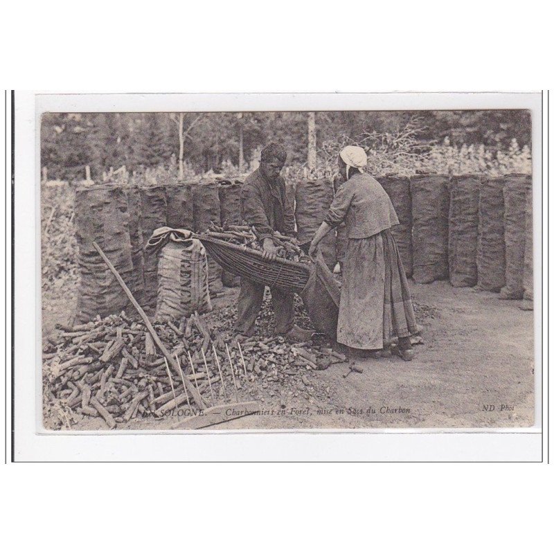 EN SOLOGNE : charbonniers en foret, mise en sacs du charbon - tres bon etat